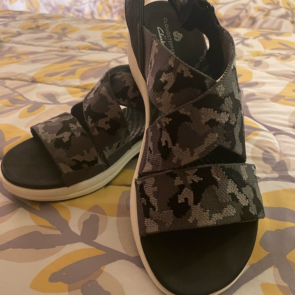 Clarks Cloudsteppers Black and Gray Sandals